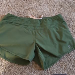 Oiselle roga shorts in money color